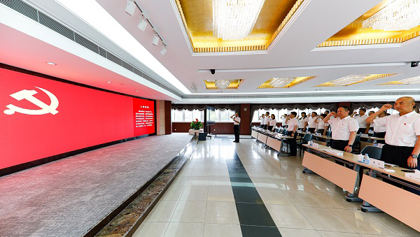 上海申博太阳城召开庆祝建党104周年暨2024-2025年度“两优一先”表彰大会